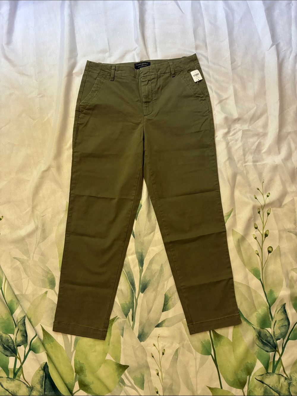 Banana Republic Olive Green Chino Pants with Ankle Length and Slim Fit